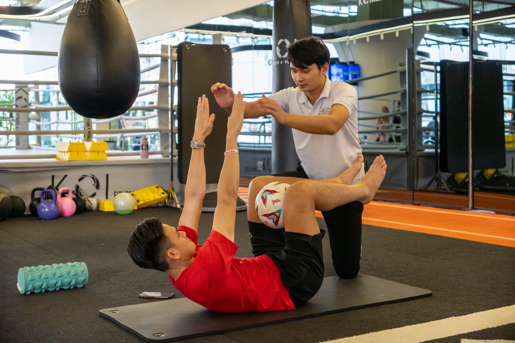 Bác sĩ Nguyễn Minh Tú làm việc với các vận động viên