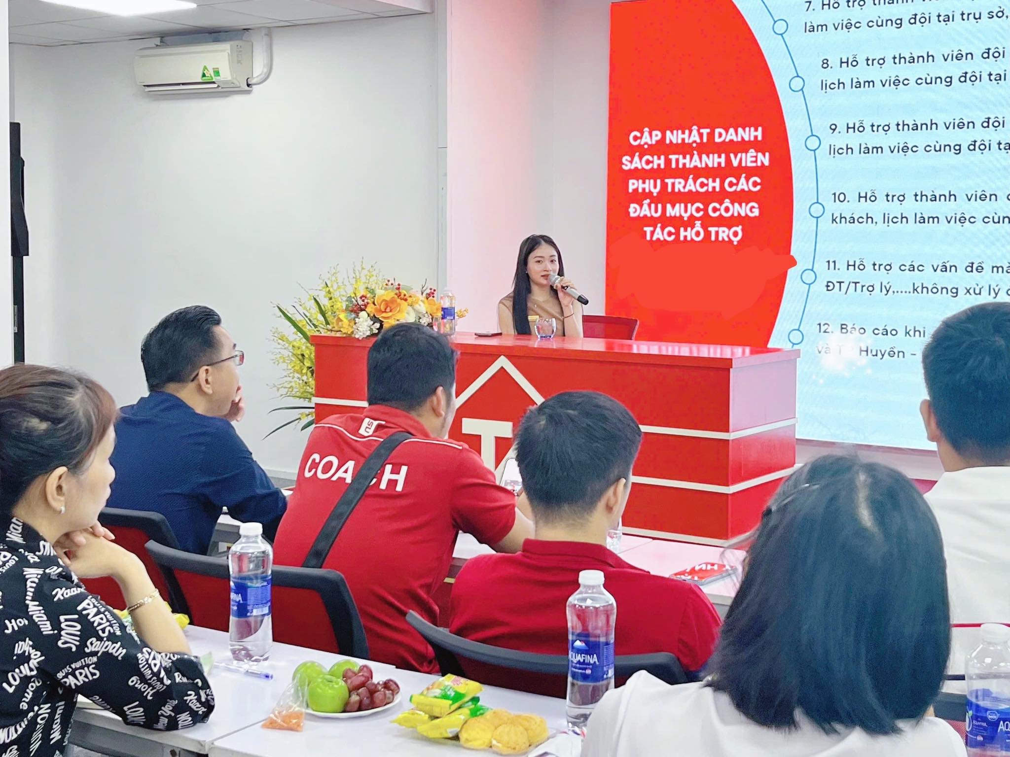 Đinh Ánh Huyền: cô không làm nghề bằng khẩu hiệu, cô làm nghề bằng “gốc rễ”