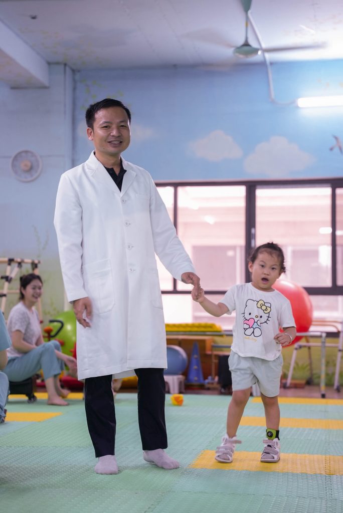 Bác sĩ Nguyễn Quang Hòa - 17 năm đồng hành với hơn 10 nghìn hành trình với các bé