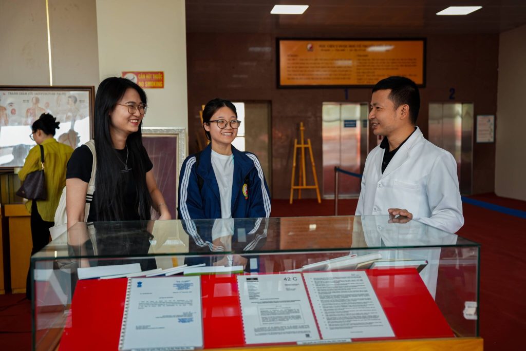 Giáo dục phụ huỳnh hiểu vấn đề là 1 trong những yếu tố quang trọng mà mỗi lần bác sĩ Nguyễn Quang Hòa gặp các bé với phụ huynh 