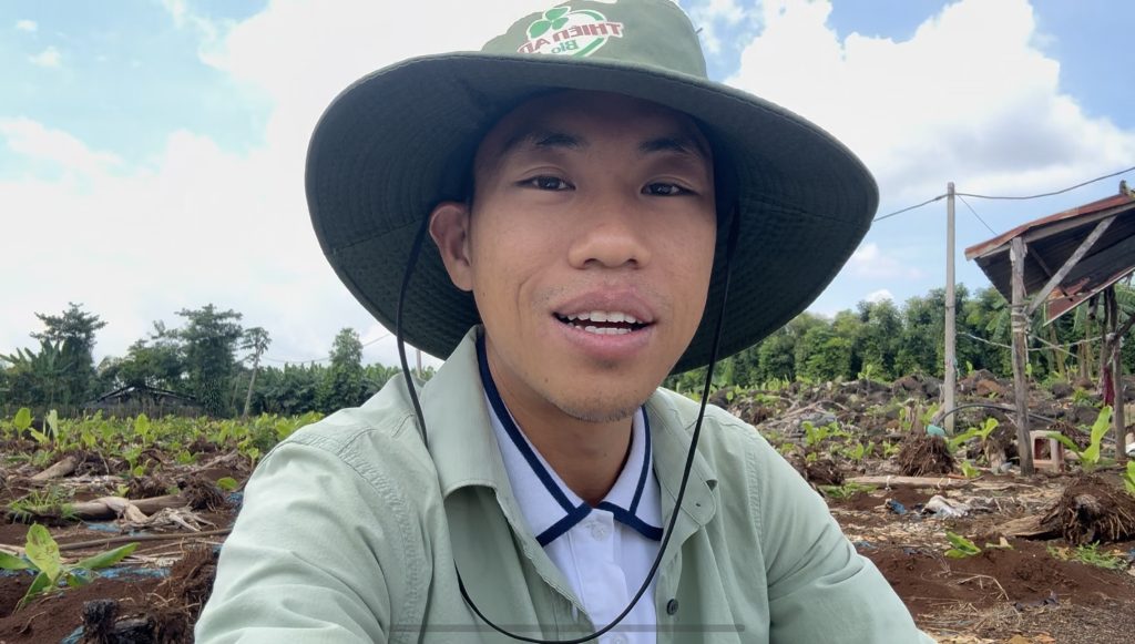 Công việc hàng ngày của Phạm Đức Thiện đi ra vườn nhiều hơn là ngồi bàn giấy