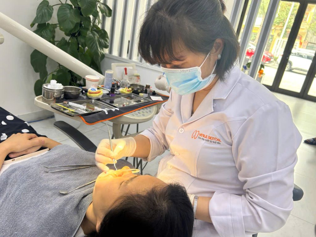 Bác sĩ Lê Thị Yến với 20 năm kinh nghiệm đã thực hiện cho hàng chục nghìn ca nha khoa nặng nhẹ 