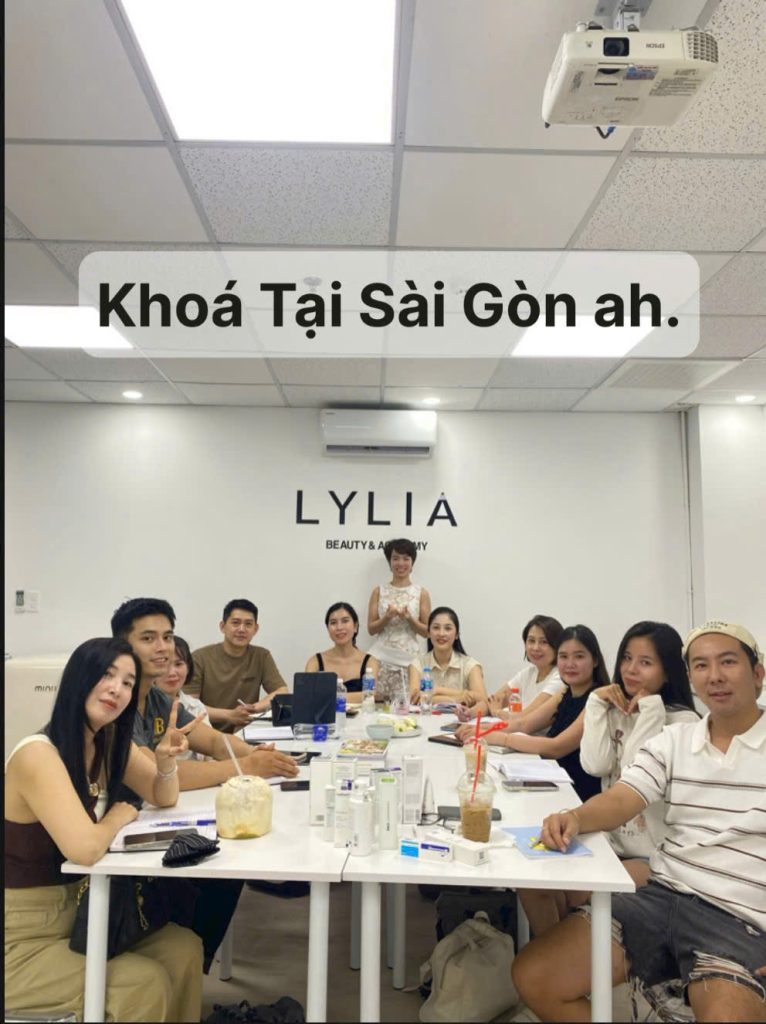 Không chỉ bằng vật chất mà Hoa còn có cả 1 đội học viên cực kì ham học hỏi với nghề spa