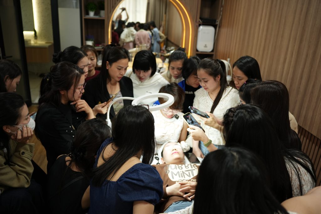 Đào tạo học viên đối với Hoa không chỉ mỗi lý thuyết, mà còn phải thực hành và trải nghiệm cực nhiều