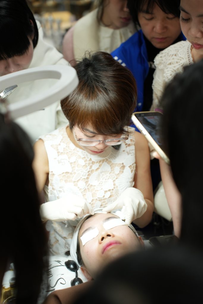 1 yếu tố quan trọng là kinh nghiệm của người làm đẹp cho khách hàng.
